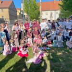 Erst ein gemeinsamer Festzug zur Aufstellung, danach tanzten die Kinder um den Grettstadter Maibaum