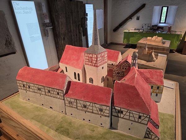 Fahr mal hin und schau´s mal an: In Mönchsondheim kann man im Freilandmuseum die Kirche im Dorf lassen – VIELE FOTOS!