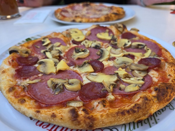 Essen wie Gott in Neapel: Eine Mary und eine Calabrese in der Pizzeria à la Giorgio