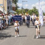 Fleißige Helfende am historischen Festzug: Wer möchte beim Rakoczy-Fest als Kind ein Schild tragen oder mit Kurbähnle oder Dampferle fahren?