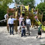 Bahn frei für das neue Spielgerät in der Lilienstraße: Kleinster Gochsheimer Gemeindespielplatz erhielt neue Attraktion