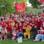 Triumph in Steinach vor fast 1300 Fans und einem Schornsteinfeger als Glücksbringer: Die SG Unterweißenbrunn verabschiedet sich in die Rhöner Kreisliga – VIELE FOTOS & FILM!