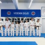 Jugendliche und Erwachsene zeigen Disziplin und Durchhaltevermögen bei ihrer ersten Kyokushin Prüfung