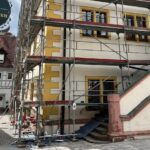 Straßensperrung in Volkachs Altstadt, weil ein Gerüst am Rathaus aufgebaut wird