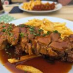 Fahr mal hin und kehr mal ein: Schaschlik und Currywurst mit Pommes zum Kupfer-Bier