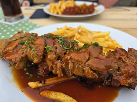 Fahr mal hin und kehr mal ein: Schaschlik und Currywurst mit Pommes zum Kupfer-Bier