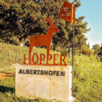 Der „Höpper“ ist weg: Wer hat die markante Ziegenbock-Statue am Ortseingang von Altbertshofen entwendet?