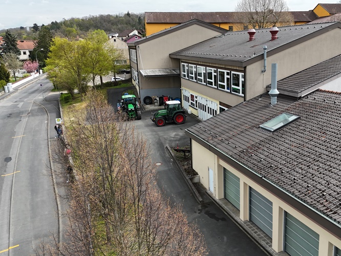 Neue Werkstatthalle stärkt Praxisunterricht in Ochsenfurt: Bauausschuss des Landkreises Würzburg bringt Erweiterung der Berufsschule auf den Weg