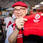 Ehrenmitglied Bischof Dr. Franz Jung gratuliert den Würzburger Kickers zum Aufstieg