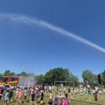 Feuer(wehr) frei: Bürgermeister Stefan Rottmann lässt Wasserwerfer zu den Bundesjugendspielen auffahren und sorgt für eine spontane Regendusche