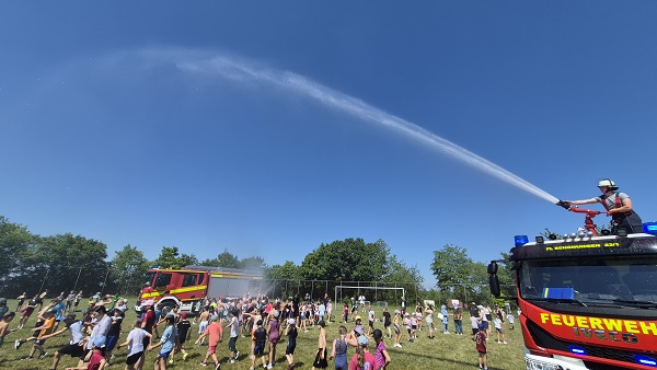Feuer(wehr) frei: Bürgermeister Stefan Rottmann lässt Wasserwerfer zu den Bundesjugendspielen auffahren und sorgt für eine spontane Regendusche