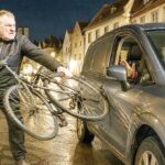 Nach Streitigkeiten wirft ein Unbekannter sein Fahrrad gegen einen Pkw eines Lieferdienstes