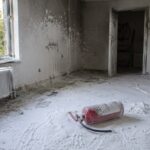 Beim Einbruch in ein leerstehendes Gebäude sprühte ein Unbekannter mit einem Feuerlöscher um sich