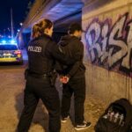 Auf frischer Tat ertappt: Polizeibeamtin beobachtet Graffiti-Sprayer und versetzt sich in den Dienst