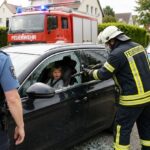 Kind auf Rücksitz, Auto zu – da war denn die Feuerwehr und die Polizei im Einsatz und schlugen die Seitenscheibe ein