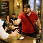 Unbekannter bedroht im Restaurant beim Bezahlen einen Kellner mit einem Messer und flüchtet