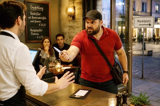 Unbekannter bedroht im Restaurant beim Bezahlen einen Kellner mit einem Messer und flüchtet