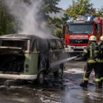 Rauch kam aus dem Motorraum: Oldtimer gerät während der Fahrt auf der Deutschhöfer Straße in Vollbrand