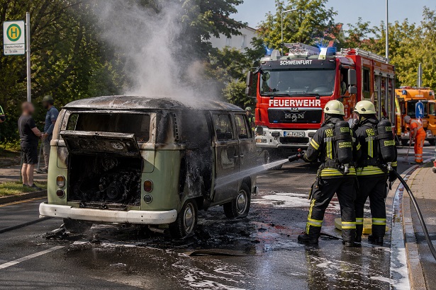 Rauch kam aus dem Motorraum: Oldtimer gerät während der Fahrt auf der Deutschhöfer Straße in Vollbrand
