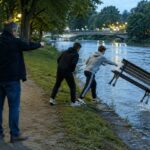 Gemeinschädliche Sachbeschädigung: Jugendgruppe wirft Parkbank in die Saale, Passanten schreiten beherzt ein