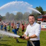 Bürgermeister Stefan Rottmann sorgt für erfrischende Abkühlung durch Wasserwerfer bei den Bundesjugendspielen in Schonungen