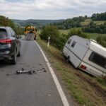 Wohnanhänger löst sich während der Fahrt: Das sorgte für einen hohen Sachschaden