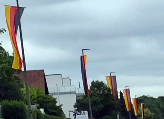 Schonungen zeigt zur Fußball-Weltmeisterschaft Flagge und hat zahlreichen Deutschland-Fahnen aufgehängt