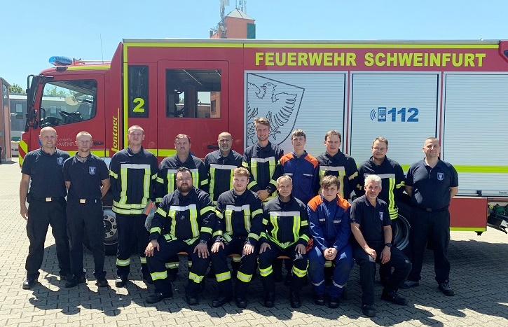 Elf neue Feuerwehrkräfte bestehen die Zwischenprüfung der modularen Truppausbildung