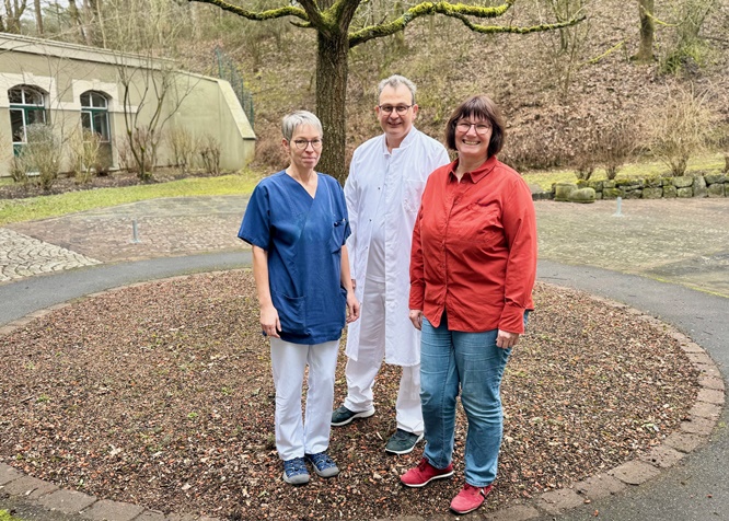 Drei Mitarbeitende zertifiziert: Ethikberatung stärkt die Patientenversorgung am Rhön-Klinikum Campus Bad Neustadt