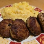 Essen wie Gott in Franken: Fleischküchli mit Kartoffelsalat im Weißes Roß in Schnackenwerth