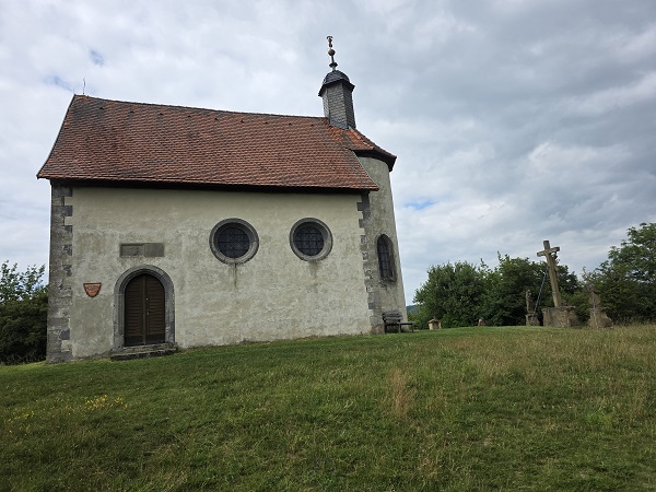 Fahr mal hin und lauf mal rum: Hoch zum Heiligen Gangolf auf dem Kapellenberg nach der Altstadtrunde durch Fladungen – MIT 30 FOTOS!