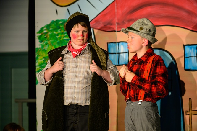 Theater-Nachwuchs begeistert Groß und Klein: Gelungene Premiere in Geldersheim