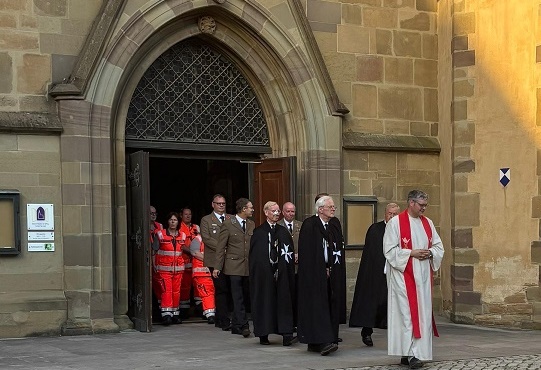 Tradition, Gemeinschaft und ein gelungener Auftakt für den neuen Standortpfarrer Tobias Wölfel: Johannis-Gottesdienst der Johanniter in Schweinfurt