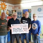 Die nächste, wichtige Großspende: Schirmherr Michl Müller sammelte bei seinem Auftritten 4.500 Euro für die Schweinfurter Kindertafel