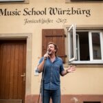 Unbekannter entwendet Mikrofon aus der Musikschule: Handelt es sich um einen vielleicht bald berühmten Sänger?