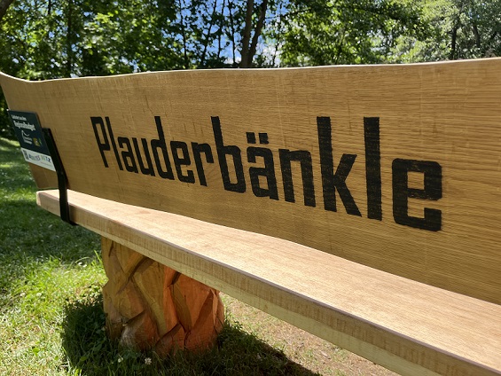 Das neue Plauderbänkle am Sennfelder Badesee: Ein Ort der Begegnung für ein freundliches Gespräch