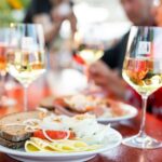 Weinfest feiern direkt am Main: Kitzingen lädt Ende Juni wieder zu vier Tagen voller Ausgelassenheit und Genuss ein
