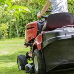 Bei einem Betriebsunfall mit einem Aufsitz-Rasenmäher in Hanglage wurde ein 41-Jähriger schwer verletzt