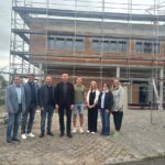 Mit der Fertigstellung des Rohbaus ist ein Meilenstein beim Neubau der Friedrich-Rückert-Grundschule erreicht
