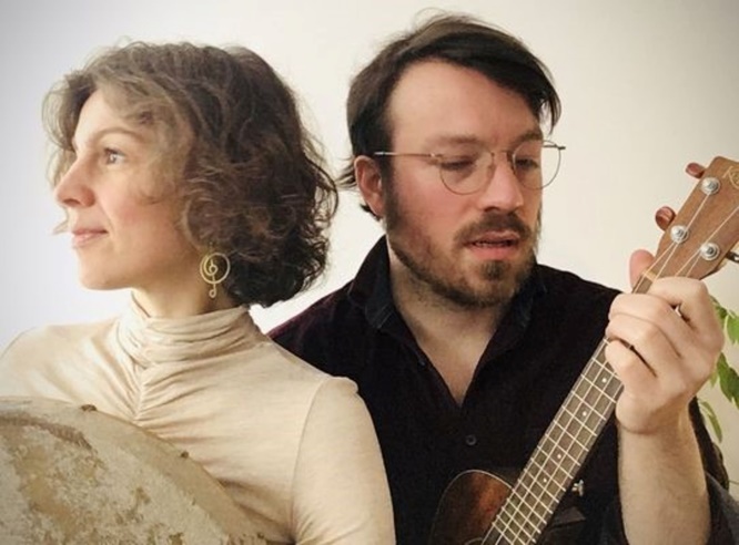 Das Singer-Song-Writer Duo „Rosaro und Peppler“ in Chrischa‘s Café in der Kreisgalerie Mellrichstadt