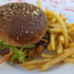 Essen wie Gott in Franken: Bratwürste mit Kraut und ein vegetarischer Burger mit Pommes in der Wanderstube Sailershausen