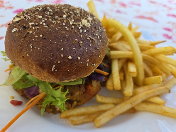 Essen wie Gott in Franken: Bratwürste mit Kraut und ein vegetarischer Burger mit Pommes in der Wanderstube Sailershausen