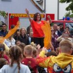 Schulkinder, Lehrkräfte und Gäste hörten Regenwürmer husten: Die Grundschule Grettstadt widmete ihr Schulfest den vier Elementen