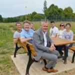 Die neue Sitzgruppe „An den Birken“ ist eine großzügige Spende der Firma Cummins im Rahmen eines Sozialprojekts