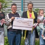 Liebevolle Unterstützung für den Kreißsaal der KWM Missioklinik: Familie Heneka spendet 400 Euro und selbstgenähte Babymützen