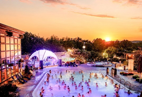 Premiere im ThermenMeer: „Sunset Beats“ verbindet DJ-Sounds und Sommerabende in der Obermain Therme