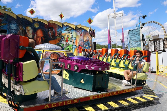 Jährliche Exkursionen als beliebte Tradition: THWS-Studierende lernen Mechanik und Elektronik der Volkfest-Karussells kennen