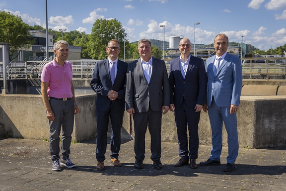 Vom Energiefresser zum Energieerzeuger: Zum Kläranlagen-Umbau in Bad Kissingen besuchte Staatsminister Christian Bernreiter das Projekt