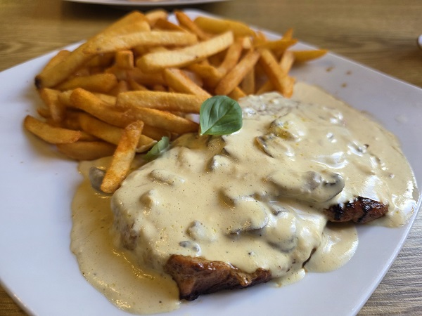 Essen wie Gott in Franken: Schnitzel im Hotel Walfisch in Haßfurt und Kundmüller-Biere aus Weiher