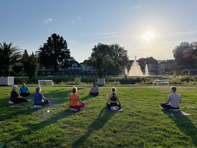 Internationaler Yoga-Tag in Bad Kissingen: Kostenfreie Veranstaltung im Luitpoldpark lädt zum Mitmachen ein